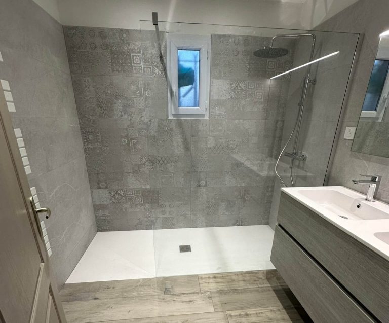 Provence salle de bain Salon de Provence Salle de bain moderne avec douche à l'italienne et meuble vasque gris.