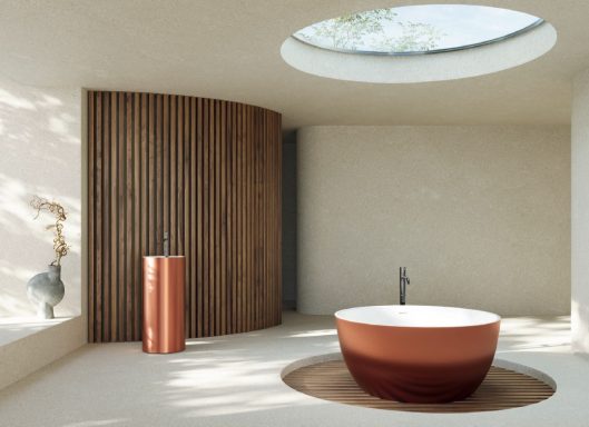 Salle de bains moderne avec baignoire ronde et paroi en bois, lumière naturelle.