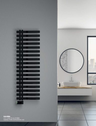Chauffage vertical noir sur un mur, salle de bain moderne avec miroir rond.