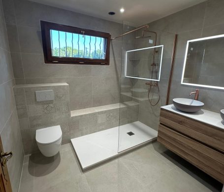 Provence salle de bain Salon de Provence Salle de bain moderne avec douche, lavabo, toilettes et robinetteries cuivre.