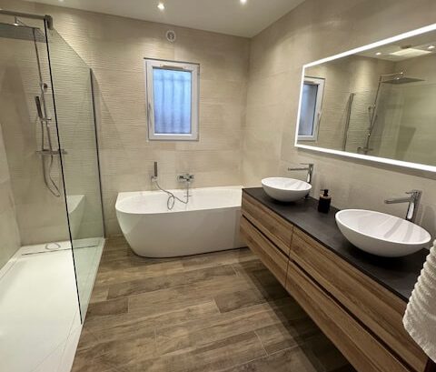 Provence salle de bain Salon de Provence Salle de bains moderne avec douche, baignoire, doubles vasques et éclairage élégant.